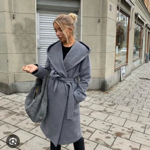 Grå Ullkappa Sanne-Alexandra - Grå ullkappa ifrån SanneAlexandra. Fuskpälsen är avtagbar. Storlek xs. Nypris 3999kr Lånade bilder!