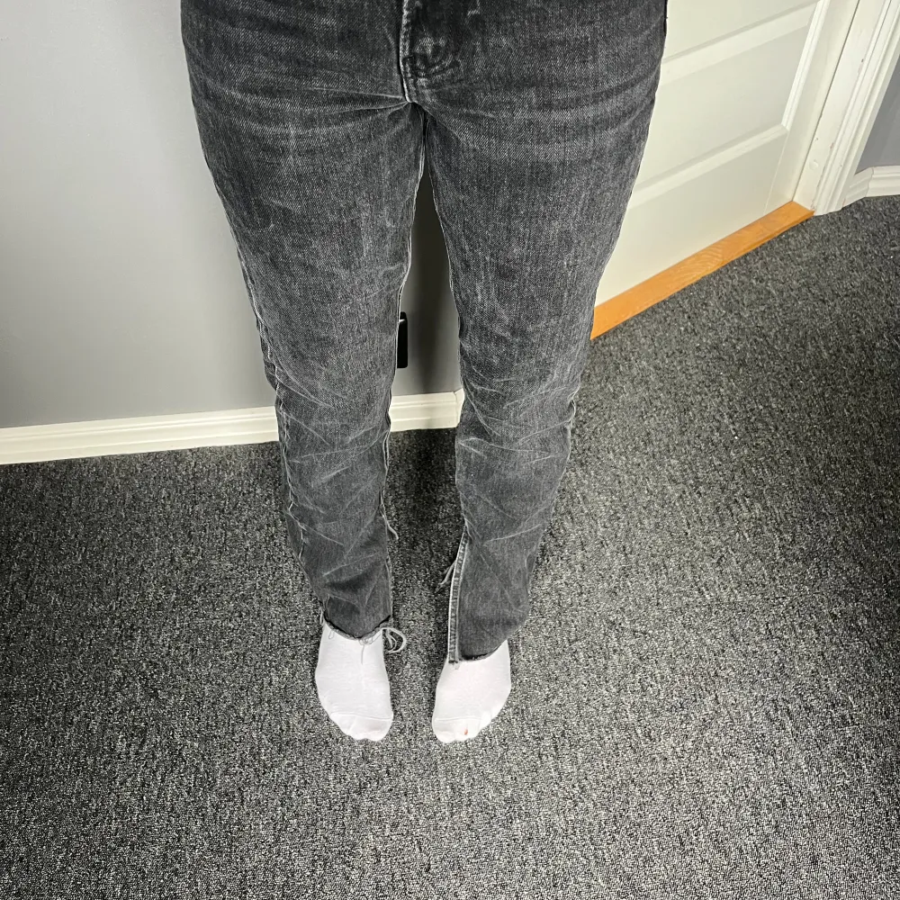Ett par grå/svarta jeans från gina i storlek 32. Något använda men är i fint skick. Slitningen vid byxkanten är original. 💗. Jeans & Byxor.