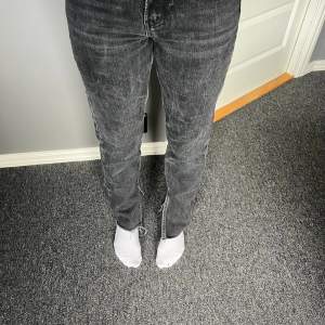Ett par grå/svarta jeans från gina i storlek 32. Något använda men är i fint skick. Slitningen vid byxkanten är original. 💗