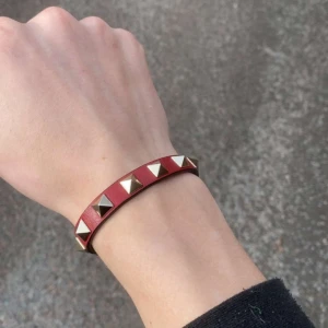 Valentino armband - Säljer nu mitt feeta Valentino armband. Det är i extremt bra skick, 10/10 i princip helt nytt. Allt og följes vid köp.Hör av er vid intresse!