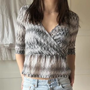 Mönstrad blus! - Ascool mönstrad blus/topp som passar bra till både fest och vardag. V-ringad