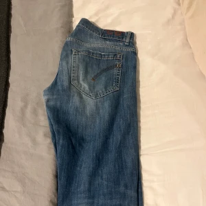Blåa Dondup jeans. (Stl 33) - Stentvättade Dondup jeans i blå.  Finns ett jack/hål på framsidan därav bra pris! (Annars bra skick)