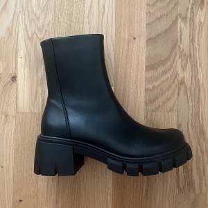 Helt oanvända boots från Din Sko i strl 38. Jättebekväma och sjukt stilrena. Ordinarie pris är 650kr!