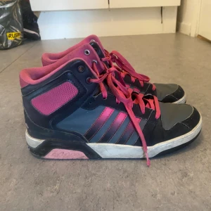 Ett par rosa höga adidas skor! - Rosa adidas skor med rosa snören. Skorna är använda och ser inte helt nya ut men går absolut att fixa 