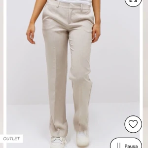 Nelly kostymbyxor  - Beiga jätte fina kostymbyxor från Nelly i storlek 38, aldrig använda och perfekta och fräscha till sommaren!🤍Helt slutsålda och populära! nypris 499kr