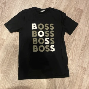 Boss t-shirt - Svart t-shirt till junior i stl 16-m.