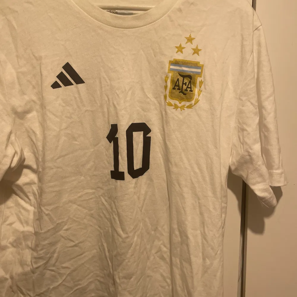 Adidas x Messi tshirt, storlek M, Jätte bra skick, slutsåld överallt. T-shirts.