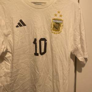 Adidas x Messi tshirt, storlek M, Jätte bra skick, slutsåld överallt