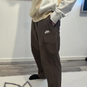 Bruna Nike Cargo - Aldrig använt❣️ Storlek:XXL De har bra passform, personen på bilden har M o sin egna storlek❣️