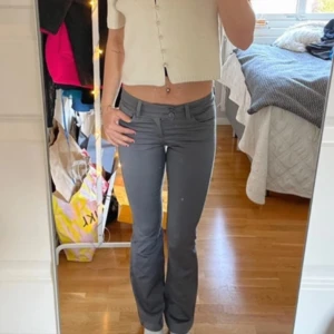 Gråa utsvängda kostymbyxor - Säljer dessa supersöta gråa kostymbyxor då de inte kommer till användning längre ❤️