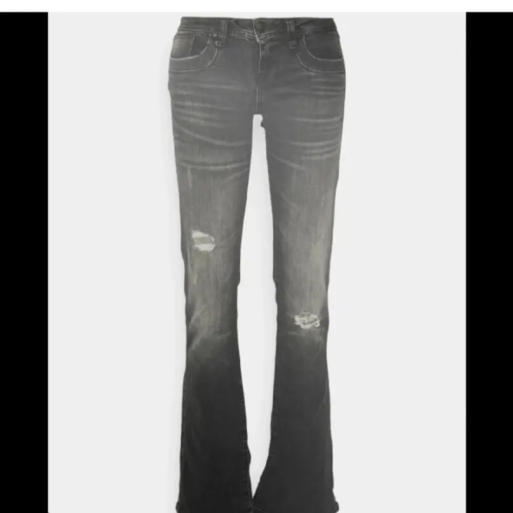 Säljer mina tvär skugga jeans måtten är enligt ltb  Ganska slitna därav priset . Jeans & Byxor.
