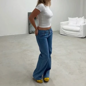 Alobha jeans - Jeans från Alobha, säljer två par, en i strlk XS och en i strlk M💗 Helt oanvända! Nypris: 999kr Säljer för 700kr + frakt (kan mötas i Stockholm)💗