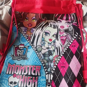 Monster high  - Monster high gympa väska typ, aldrig använt! Samma tryck fram och bak och har 2 stycken 🫶😊
