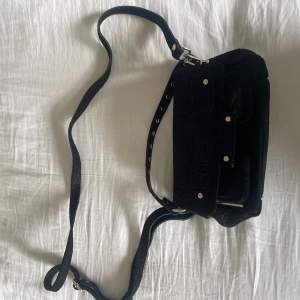 En svart lite mindre väska från NUNOO