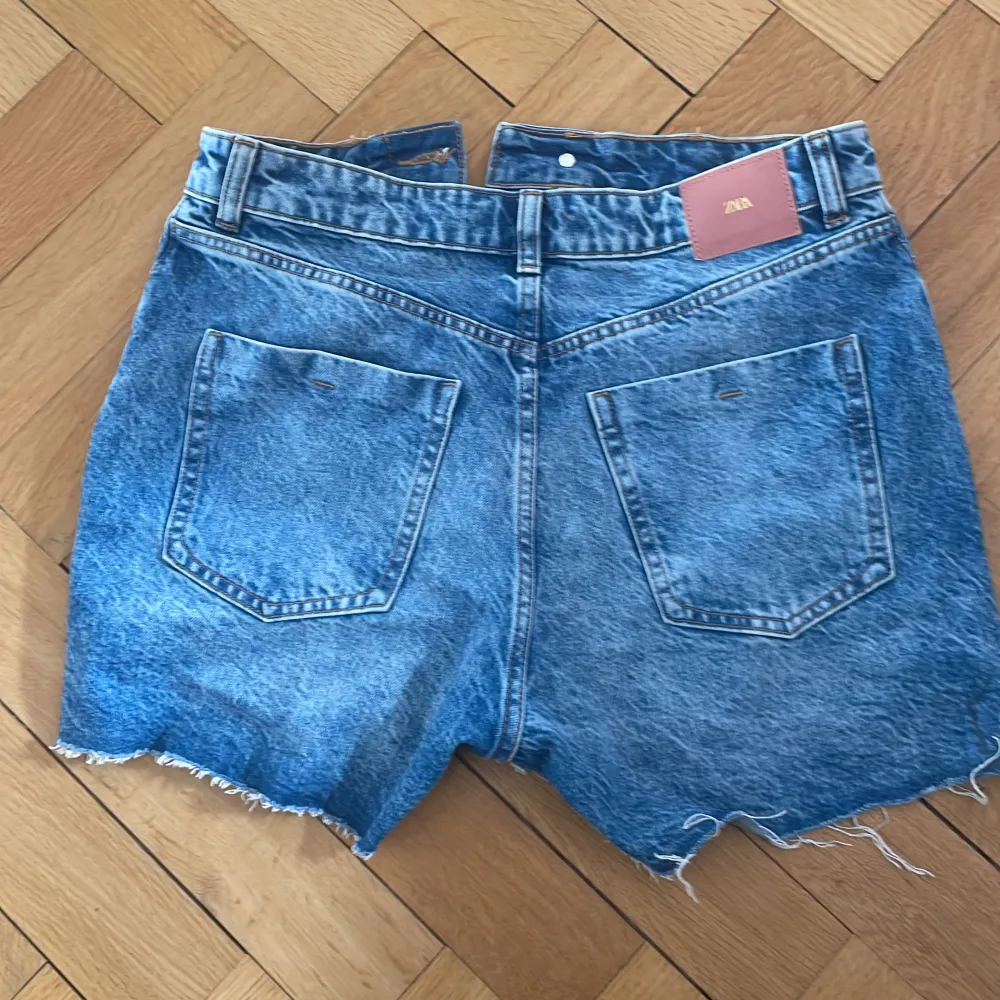 Jeans shorts från Zara i väldigt bra skick helt oanvända!💓💓. Shorts.
