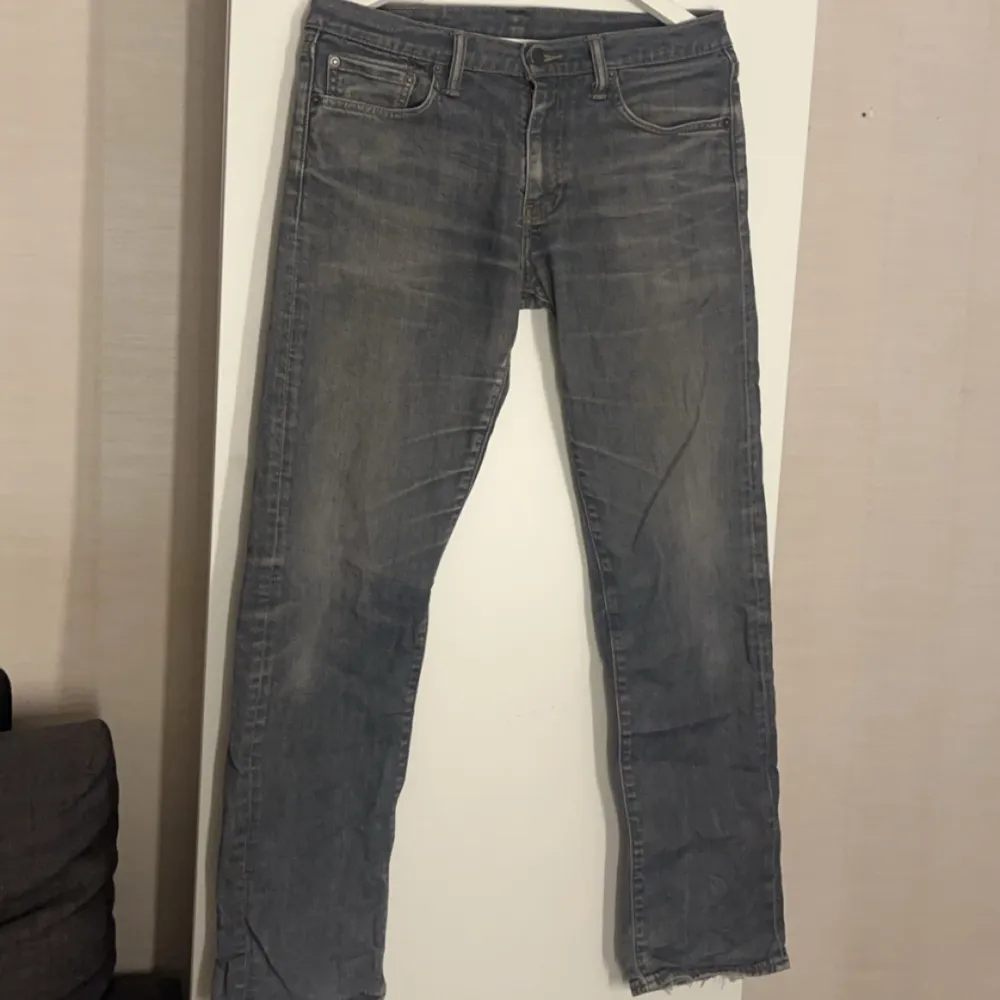 Säljer dessa jeans från levi’s då dem it kommer till användning. Pris kan diskuteras🤍. Jeans & Byxor.