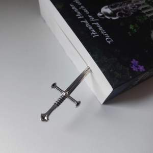 Miniatyr svärd bokmärke – fantastiskt för fantasy böcker, jag själv har två och älskar de💜 Säljer 1 bokmärke – boken Powerless på bilderna ingår inte tyvärr 🤭 Kan mötas upp i Uppsala, eller kontakta mig och jag aktiverar 