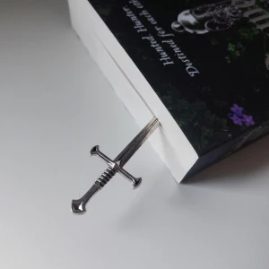 Mini svärd bokmärke - Miniatyr svärd bokmärke – fantastiskt för fantasy böcker, jag själv har två och älskar de💜 Säljer 1 bokmärke – boken Powerless på bilderna ingår inte tyvärr 🤭 Kan mötas upp i Uppsala, eller kontakta mig och jag aktiverar "buy now" knappen!