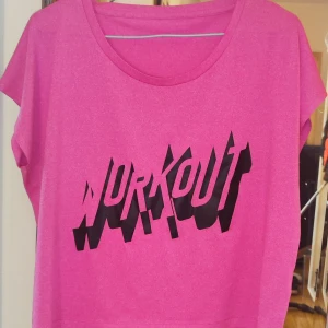 Tränings tröja  - Använd 3 ggr så den är i fint skick. Stl S men passar en M också. 