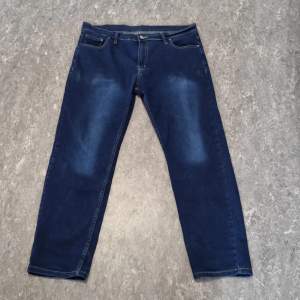 Supersköna Blå Jeans strl 38 Hugo Boss (fake) Midjemått ca 49 cm (mätt rakt över) Beninner längd ca 72 cm (grenen och ner till benslutet)  Dom är i bra använt skick