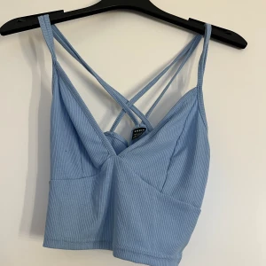 Linne  - Aldrig använt detta linne och säljer det då för att de bara tar plats🩷 I ryggen ska det då vara korsat men lite svårt att visa när det inte sitter på kroppen💞 bara att skriva om du vill ha fler bilder, allt tvättas självklart innan jag skickar🩷