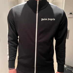 Palm Angels - Säljer denna as fräcka tröja från Palm Angels i nyskick! Storlek: M  Köpt i Milano, finns tyvärr inget kvitto kvar, men butiken kan intyga äkthet! Nypris: 5824:-