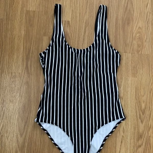 Baddräkt Stl S - Baddräkt från H&M, svart och vit randig, vadderad vid brösten. Använd endast 1 gång. Djur och rökfritt hem 