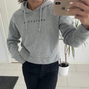 Grå hoodie - Skitsnygg grå hoodie, köpt i Amsterdam. Pris kan diskuteras vid snabb affär.🤍🤍