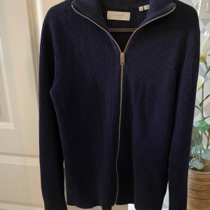 Jack and Jones full zip - En marinblå Fullzip från Jack and Jones. Storlek S.