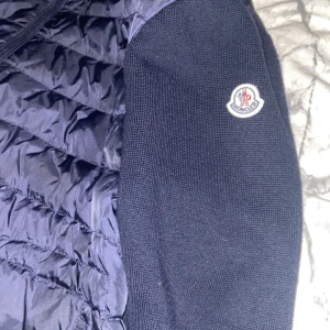 Moncler cardigan - Svart moncler cardigan storlek 3 Skick 9-10 Inget kvitto 
