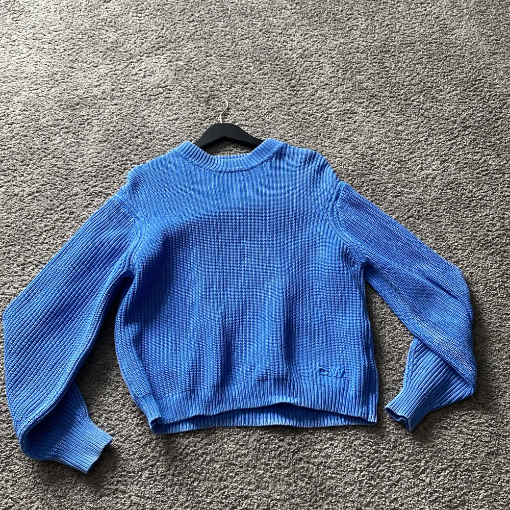 Säljer min blåa stickade C.W tröja i storlek xs då den inte riktigt passar mig. Den är jätte fin men kommer inte till användning.  Pris kan diskuteras💕. Tröjor & Koftor.