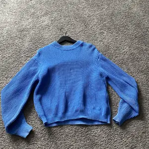 Säljer min blåa stickade C.W tröja i storlek xs då den inte riktigt passar mig. Den är jätte fin men kommer inte till användning.  Pris kan diskuteras💕