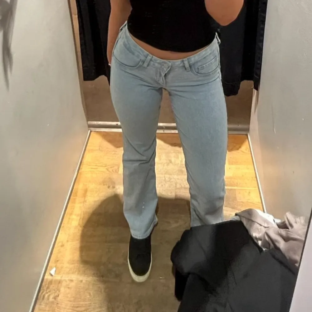 Superfina lågmidjade bootcut jeans från H&M i mycket fint skick 🩵 jag är 170 cm.. Jeans & Byxor.