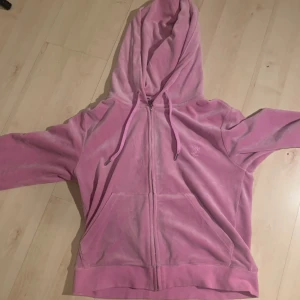 Rosa Juicy Couture kofta - Säljer min rosa juicy couture kofta för 500kr (orginalpris 1200kr). Köpte den online och bara använt den två gånger. mycket bra skick och jättefin och mysig.