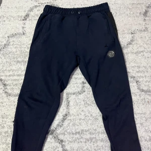 Philipp plein pyjamas - Jag säljer mina qp byxor som jag inte använder längre, det finns ett litet hål som man kan lätt sy. Den syns inte. (Den är inte äkta)