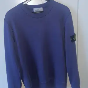 Säljer en riktigt snygg Stone Island tröja i en väldigt unik blå färg i strl M. Tröjan är knappt använd och är i nyskick, inga defekter eller märken. Köpt på NK i Stockholm kvitto finns. Nypris 2899 mitt pris 1600, kan gå ner i pris vid snabb affär!