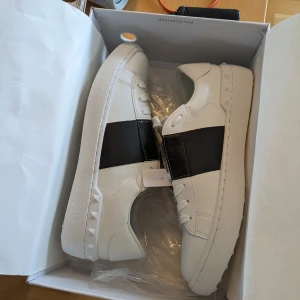 Valentino - Säljer mina riktigt snygga Valentinos perfekta till sommaren skriv vid frågor kan gå ner vid snabb affär 