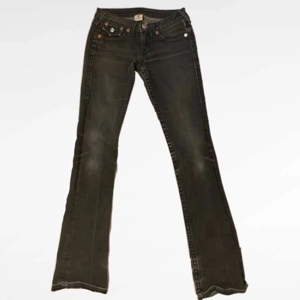 Gråa lowrise bootcut true religion jeans i storlek W27 i väldigt bra skick. Inga hål eller fläckar finns på byxorna. Säljs pga rensning av garderob och då dem inte kommer till så mycket användning. ❣️ Öppen för frågor❣️ Köpta för 800kr på plick❣️. Jeans & Byxor.
