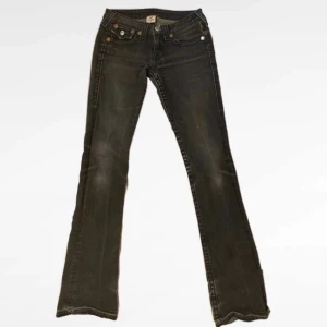 Gråa low waist bootcut trueys - Gråa lowrise bootcut true religion jeans i storlek W27 i väldigt bra skick. Inga hål eller fläckar finns på byxorna. Säljs pga rensning av garderob och då dem inte kommer till så mycket användning. ❣️ Öppen för frågor❣️ Köpta för 800kr på plick❣️