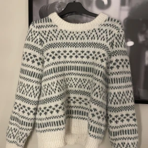 Jul tröja - Säljer min super fina stickade tröja, har bara använt den en gång så den är så gott som ny. Köptes innan julen 2023