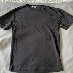 Svart oversized t-shirt med små stjärnor på från Stella McMartney!🧚‍♀️🧚‍♀️ använd nån enstaka gång, minns inte nypris. 