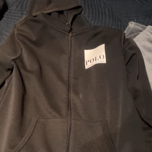 3 Tröjor från polo, nike och gant - Säljer dessa plagg för 500 kr st, 2 för 900 och samtliga för 1200. Nike är ett set, både byxor och tröja ingår. Bra skick. Storlek M på allt förutom Ralph lauren hoodien som är i S.