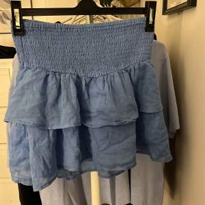 Jättefin kjol från Gina tricot Young, storlek 158/164 men passar xs/s också