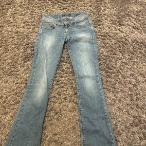 Jeans  - Snygga mörkes jeans botcut passar mig 164 berör jag är 167 lite korta på mig liten dejt på fickan pris kan diskuteras 