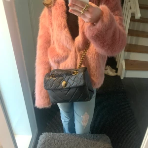 Kurt Geiger London  - Säljer min otroligt fin Kurt Geiger väska i bra skick. Har används men tagit hand om den så att den är jättefin. Några små märken. Vid intresse av väskan kan jag skicka mer bilder🩷ny pris 2795 från Zalando, pris kan diskuteras vid snabbt köp