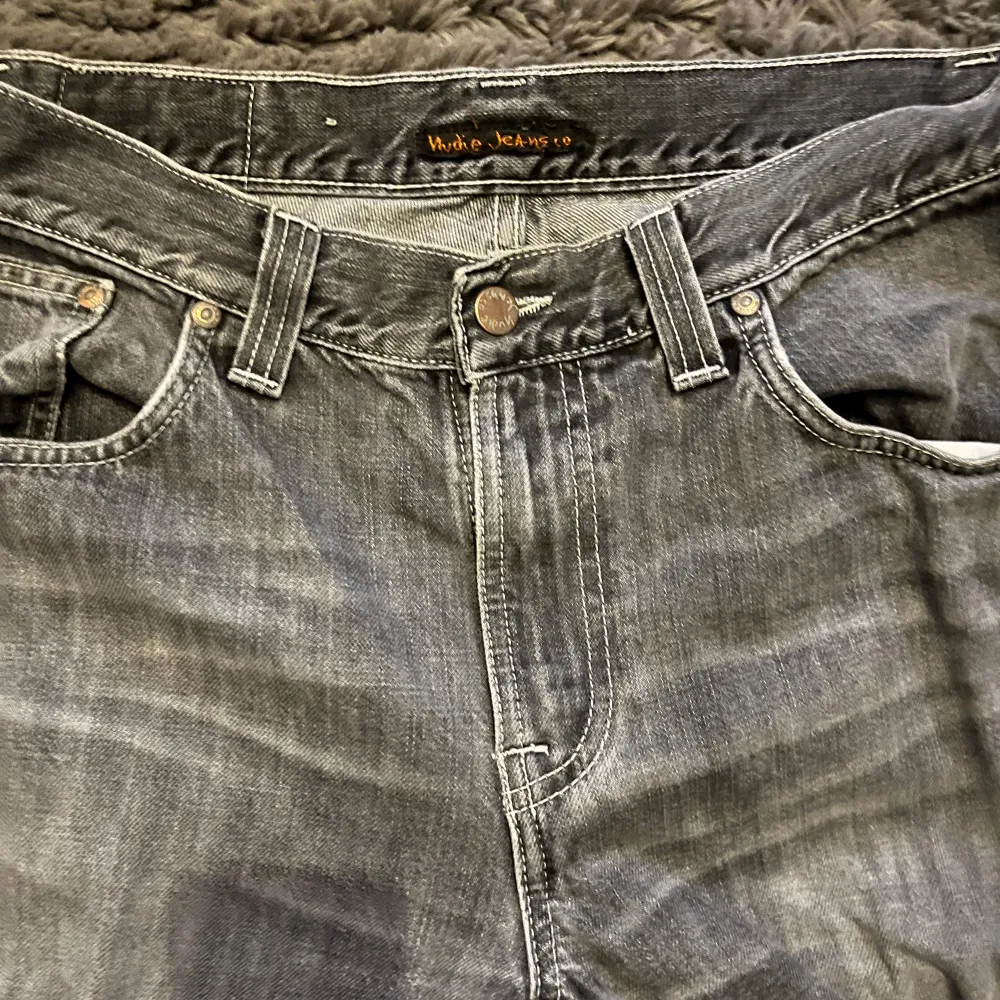 En par riktigt feta jeans från Nudie i färgen grå som passar till allt! Skulle rekommendera dessa brallor över alla. . Jeans & Byxor.