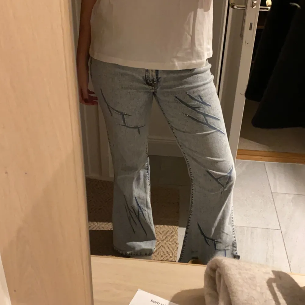 Skitsnygga lågmidjade jeans som är supersköna med coola detaljer på!😍. Jeans & Byxor.