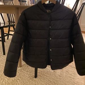 Vårjacka!💗 - Jättefin vårjacka! Jackan har inte andvänts och säljs därför. Jackan är i ny skick och har aldrig andvänts 💗 tveka inte på att höra av dig vid frågor 😇❤️