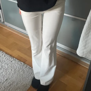 Bootcut kostymbyxor BikBok  - Vita kostymbyxor från BikBok, assnyggt till våren. Storlek: 34, midjemått tvärs över: 33, innerbenslängd: 77. Pris kan diskuteras, skriv helst till mig om ni vill köpa (kan dock aktivera köp nu funktionen)! Köpare står för frakt ❤️
