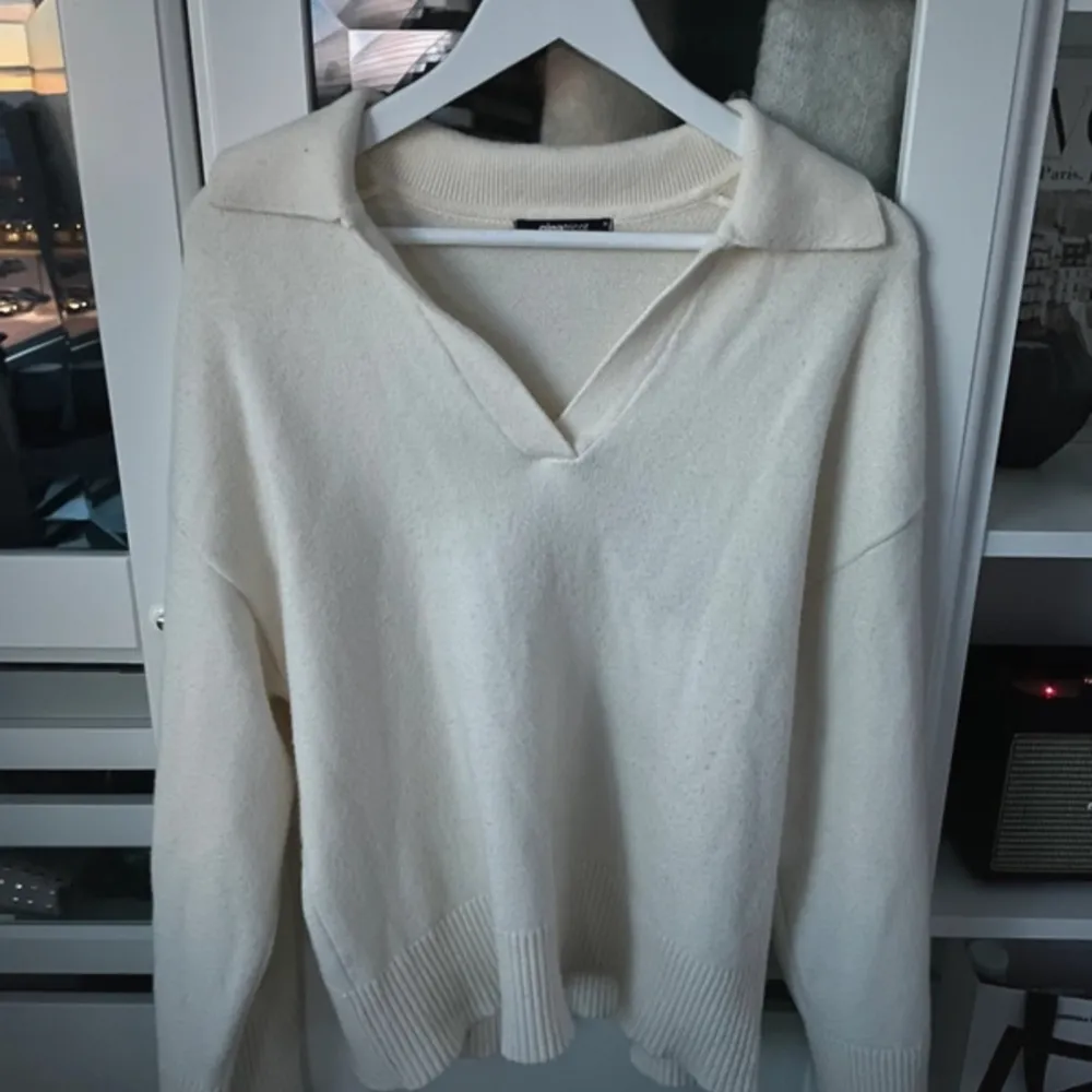 Säljer denna superfina stickade tröjan med v ringning från ginatricot i färgen cream white. Den är lite nopprig lite här och var. Skirv om ni undrar något!. Stickat.